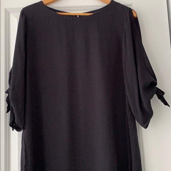 Open shoulder tie up sleeve dress - Picture 2 of 7